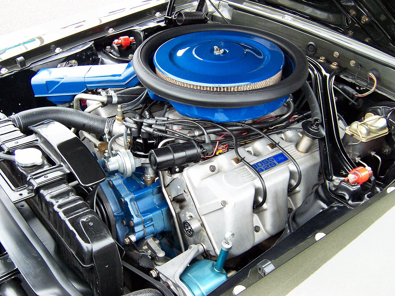 Ford Boss 429-motor i motorrommet på en Boss 429 Mustang.