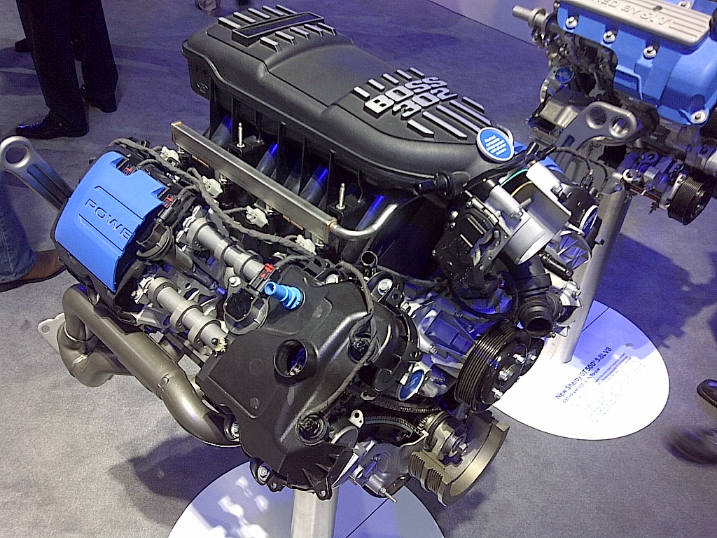 Cutaway-visning av Mustang Boss 302 4-cam V8, kjent som Road Runner.