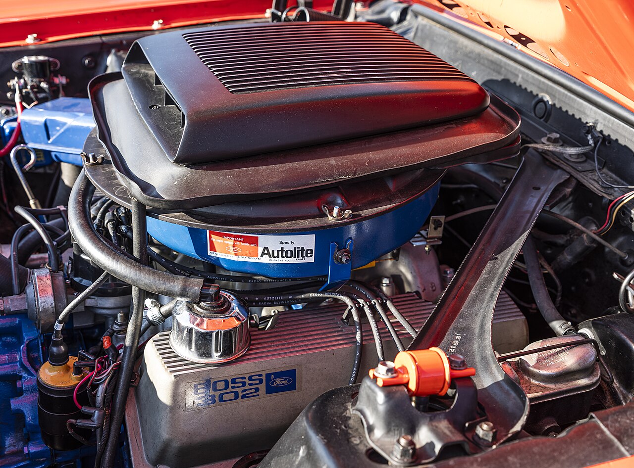 Ford Boss 302-motor med shaker scoop.