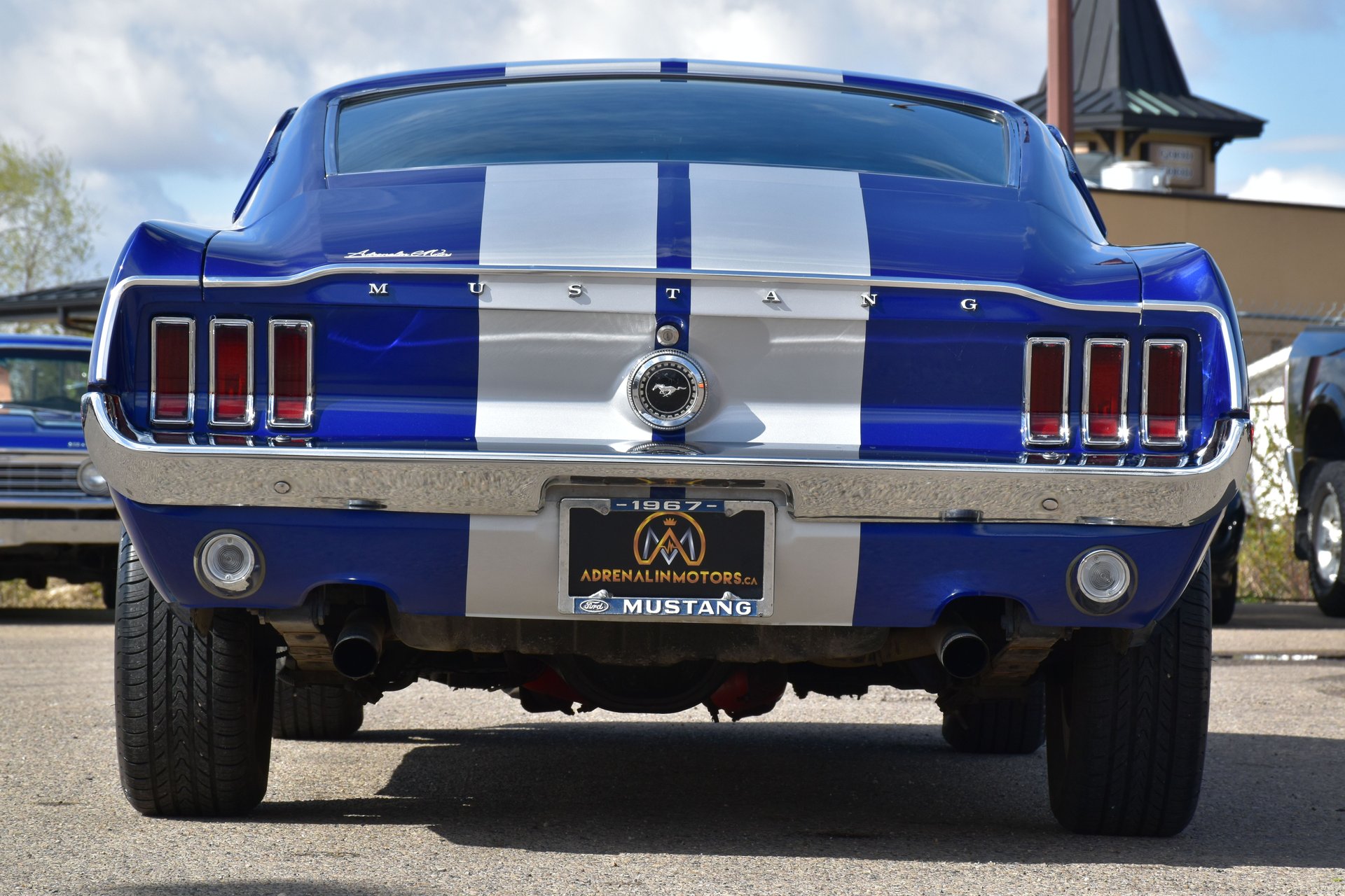 1967 Ford Mustang Fastback sett bakfra – blå med hvite striper