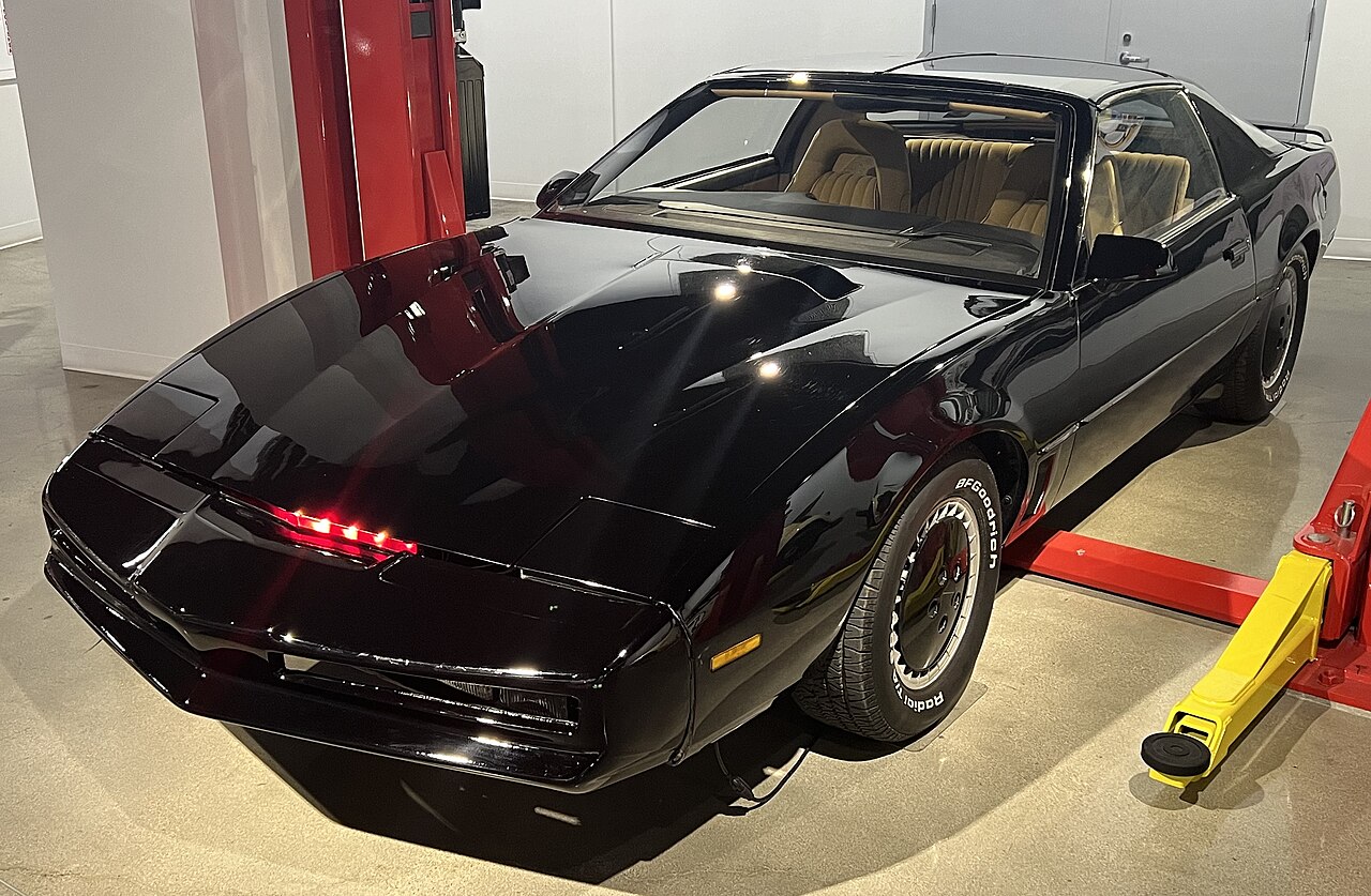 Pontiac Trans Am – KITT – KITT basert på 1982 Pontiac Trans Am, utstilt på Petersen Automotive Museum. Front og rød skanner er tydelig synlige; dokumentert sesongtilknytning er ikke oppgitt av fotografen.