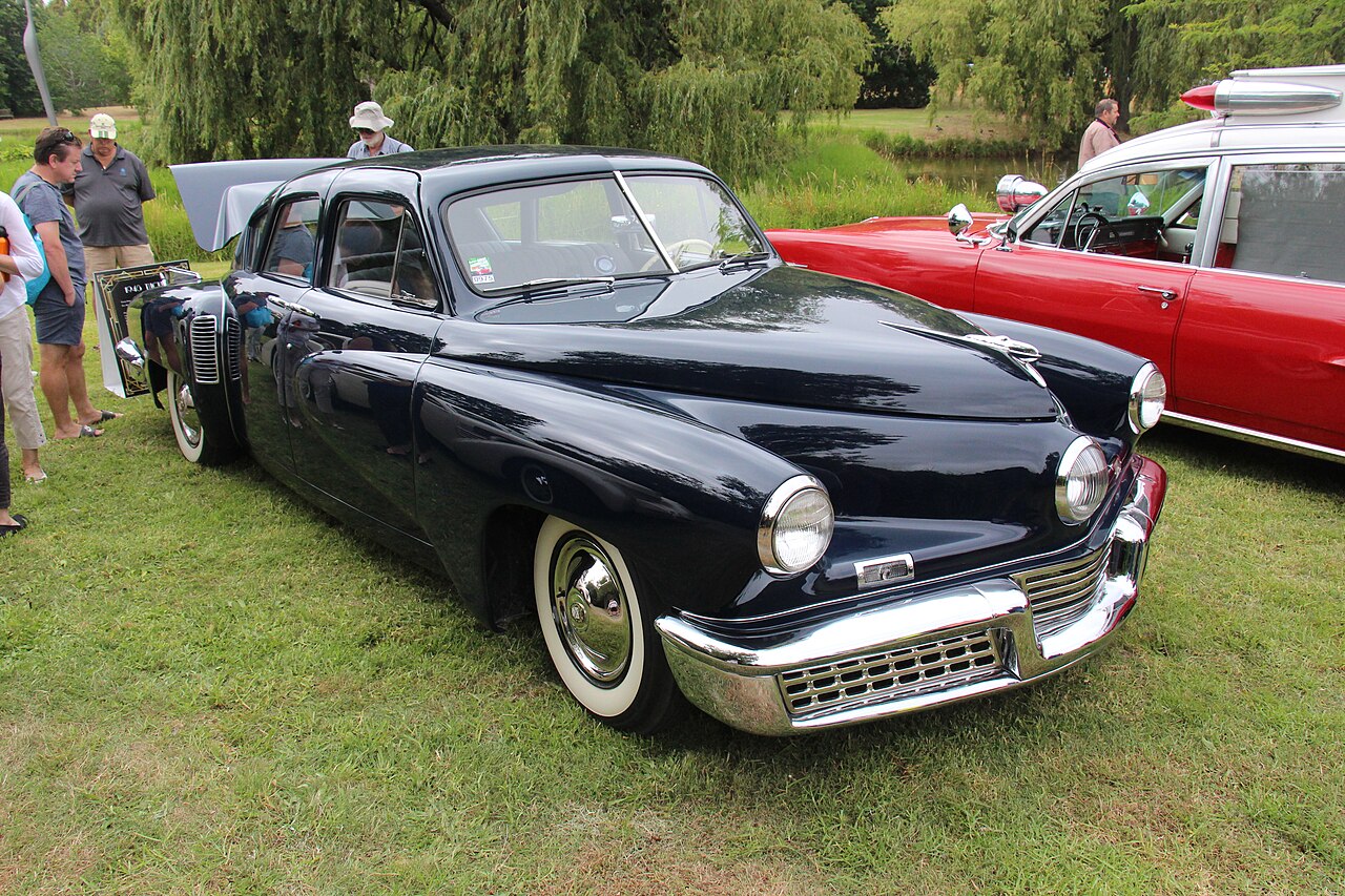 1948 Tucker 48 sedan i Waltz Blue.