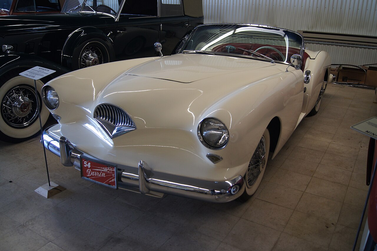 1954 Kaiser Darrin med særpreget glassfiberkarosseri.